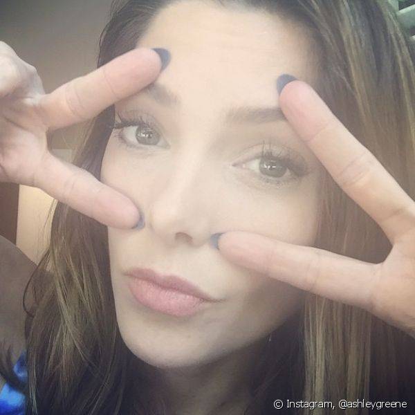 No Instagram, Ashley Greene posou com o esmalte azul aparecendo na parte de tr?s das unhas, no estilo flip nail